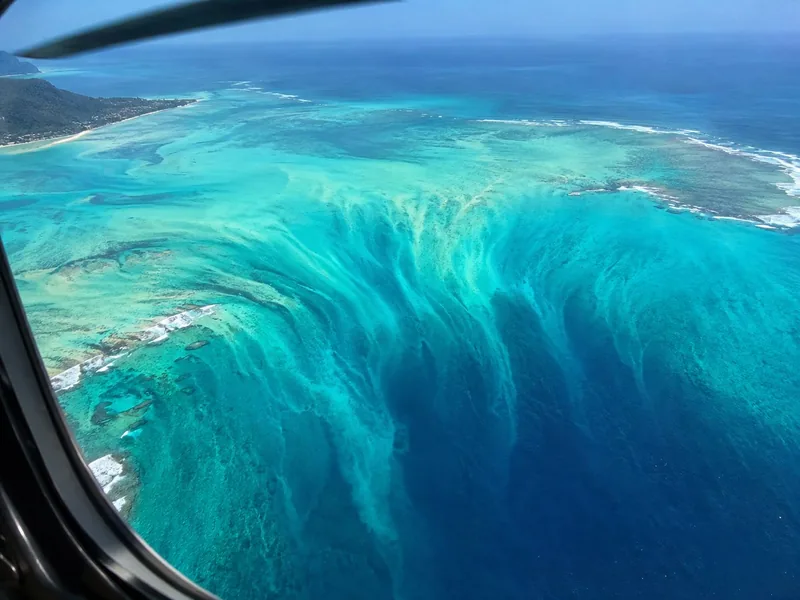 L'illusione della cascata sottomarina al largo di Le Morne vista da un elicottero